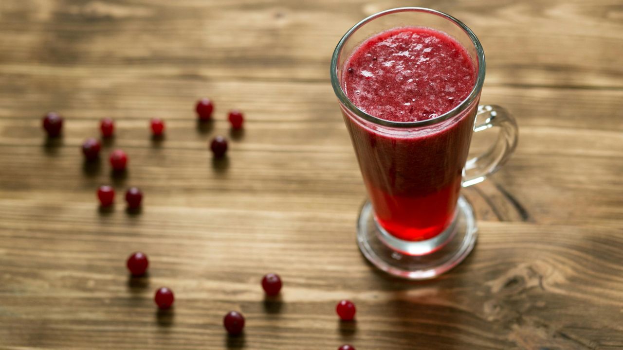 Cranberry Juice Benefits & A Delicious Recipe to Make Your Own
