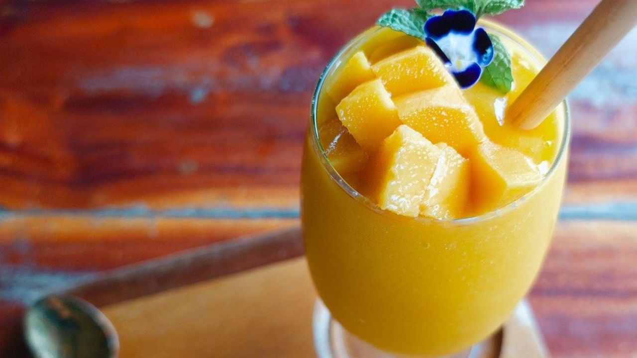 Health Benefits of Mango Juice & A Refreshing Recipe