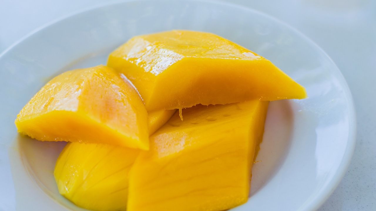 Health Benefits of Mango Juice & A Refreshing Recipe