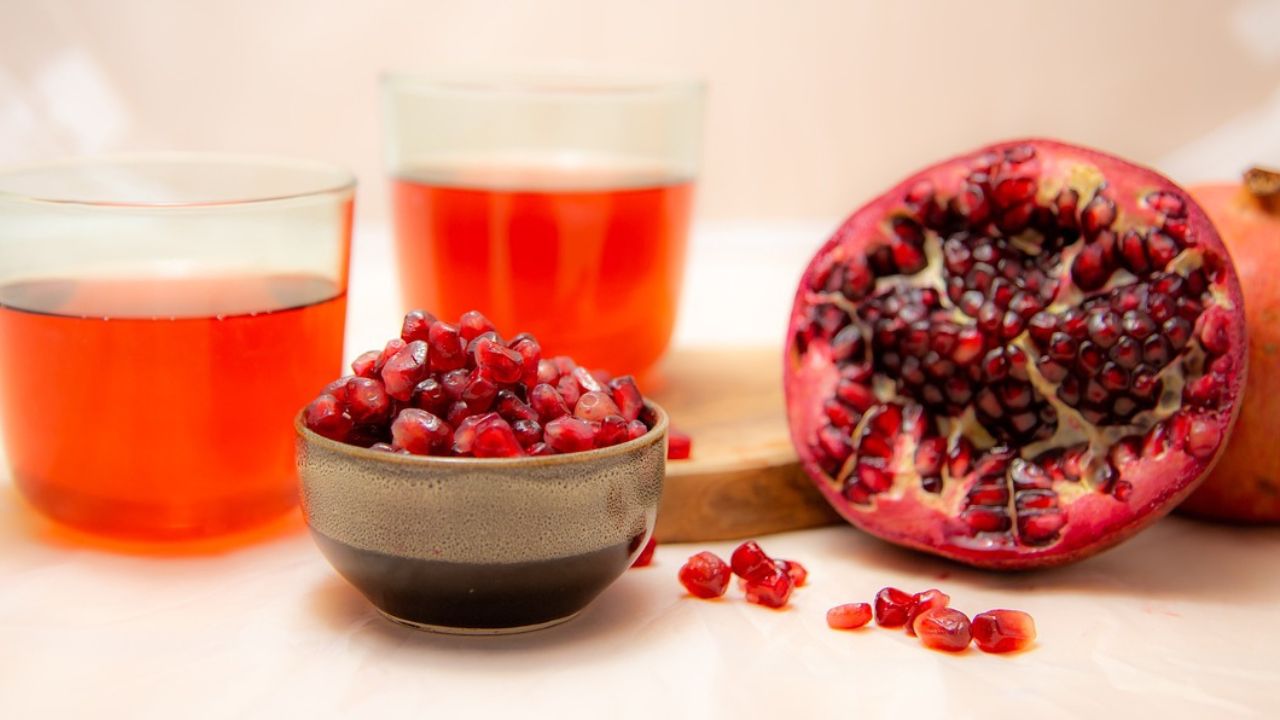 Pomegranate Juice Benefits & Easy Recipe at Home!