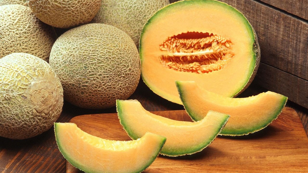 Refreshing Muskmelon Juice Recipe & Its Amazing Benefits