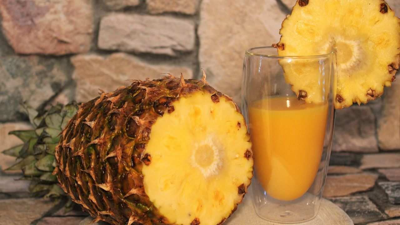 Top 10 Benefits of Pineapple Juice (Recipe Included!)